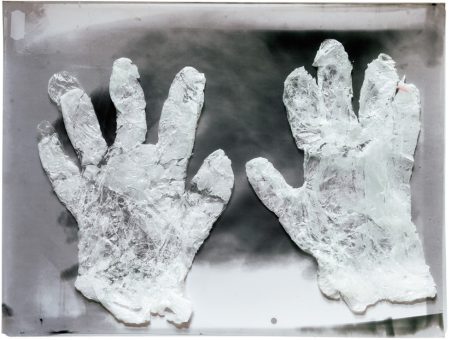 Z CYKLU RUCE, ASAMBLÁŽ, PLECH, FOTOGRAM, VOSK, PLEXI, 2008